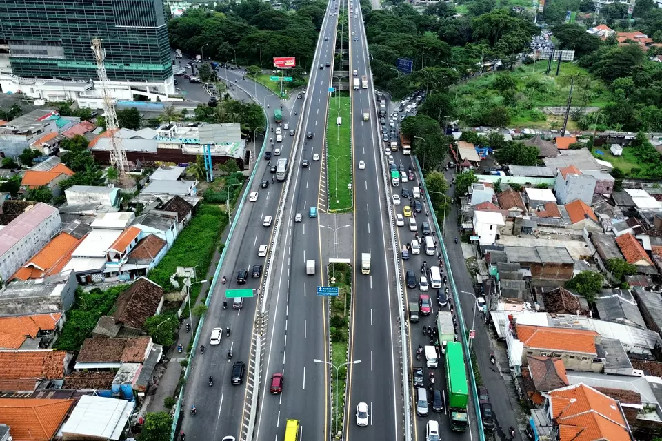This aerial photo shows cars passing the Waru Roundabout at the Surabaya-Sidoarjo borders in East Java on March 24, 2025. (Antara Photo/Umarul Faruq)