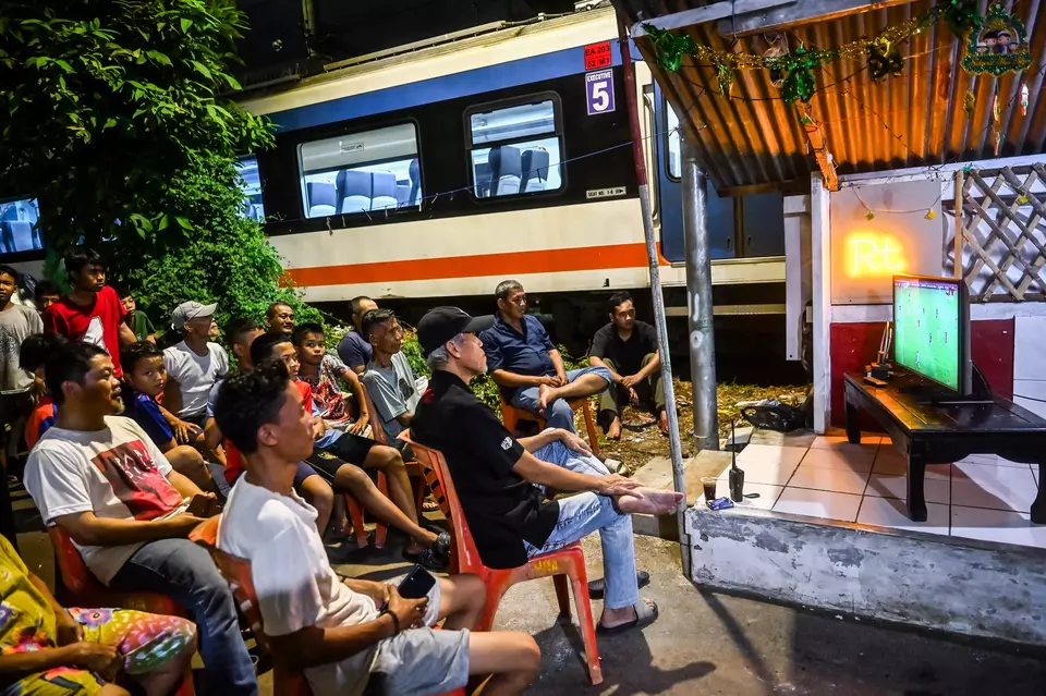 Fans watch the live broadcast of the Indonesia vs. Bahrain match in Group C of the 2026 World Cup Asian qualifiers at Menteng Jaya, Jakarta, on Tuesday, March 25, 2025. (ANTARA FOTO/Rivan Awal Lingga)