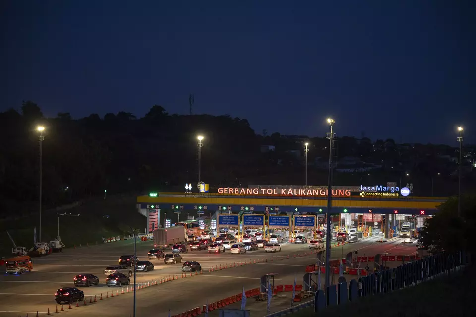 Vehicles arrive at the Kalikangkung toll gate in Semarang, Central Java, Wednesday, March 26, 2025. (Antara Photo/Aprillio Akbar)