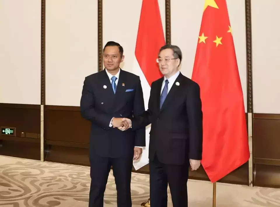 Chief Infrastructure Minister Agus Harimurti Yudhoyono (AHY) shakes hands with Chinese Vice Premier Ding Xuexiang during a trip to China on March 26, 2025. (Photo Courtesy of Coordinating Ministry for Infrastructure Affairs)