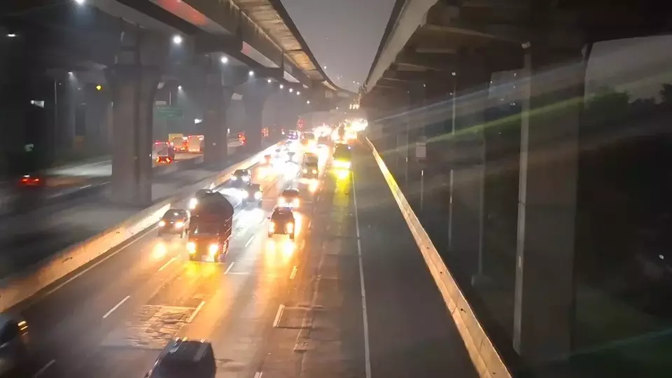 Traffic flows smoothly on the Jakarta-Cikampek route at KM 15, Bekasi, West Java, on Thursday night, March 27, 2025. State-owned toll operator Jasa Marga reported that nearly 1 million vehicles have left Greater Jakarta during the 2025 Eid homecoming period. (Beritasatu.com/Rino Fajar)
