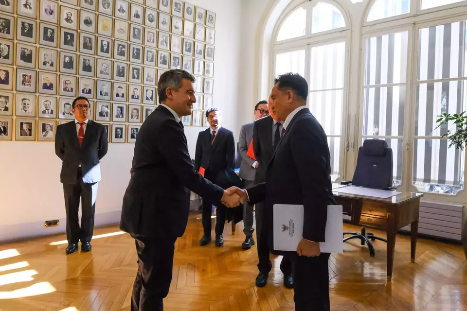Chief Legal Affairs Minister Yusril Ihza Mahendra shakes hands with French Justice Minister Gerald Darmanin during their bilateral talks in Paris on March 27, 2025. (Photo Courtesy of Coordinating Ministry for Legal Affairs)