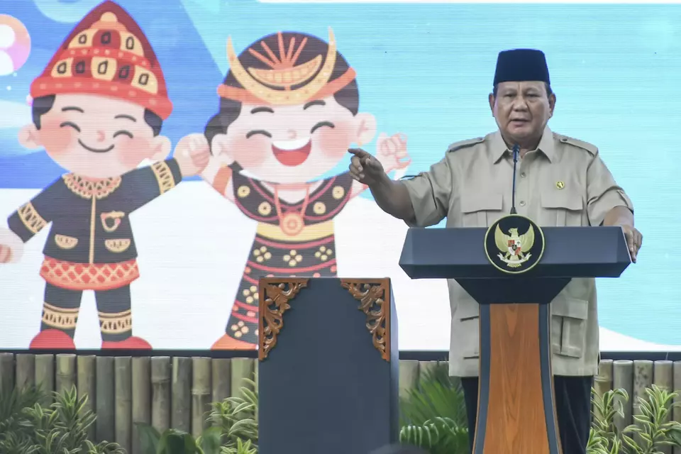 President Prabowo Subianto announces the issuance of the government regulation on child protection in the digital space at the State Palace lawn in Jakarta, Friday, March 28, 2025. (Antara Photo/Hafidz Mubarak)