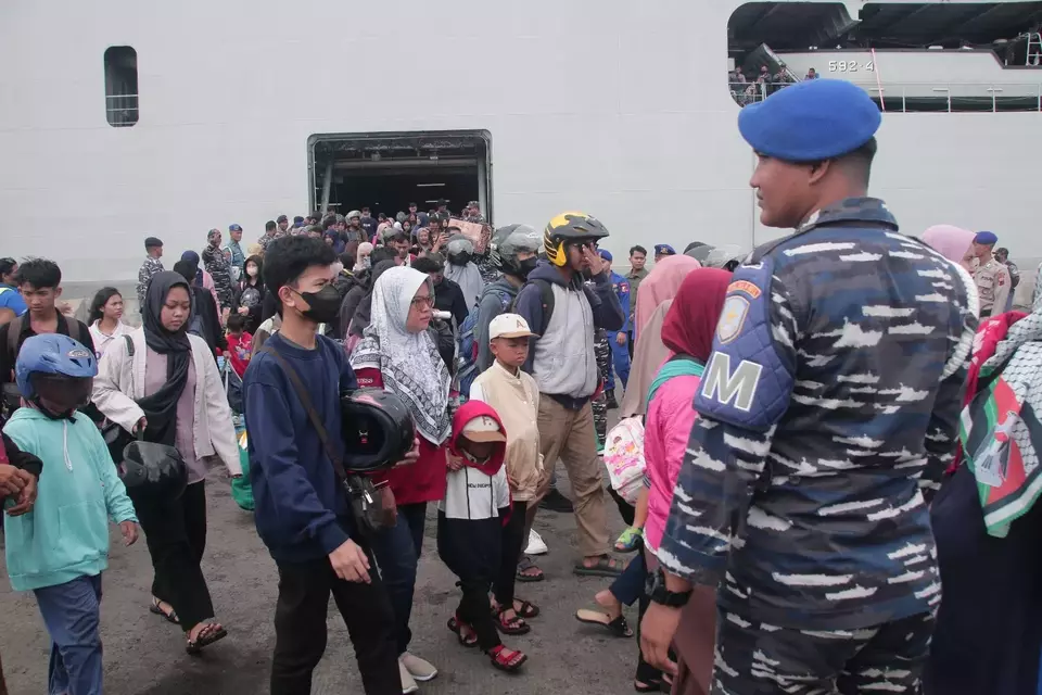 Passengers disembark from a Navy warship at Tanjung Emas Port in Semarang, Central Java, Friday, March 28, 2025. (B-Universe Photo/Muhammad Iqbal Ikromi)
