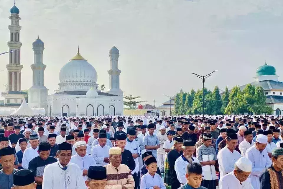 Thousands of followers of the Syattariyah Sufi order perform the Eid al-Fitr 1446 Hijri prayers at the Abu Habib Muda Seunagan Grand Mosque complex in Peuleukung Village, Nagan Raya Regency, Aceh, on Saturday, March 29, 2025. (Antara Photo/Teuku Dedi Iskandar)