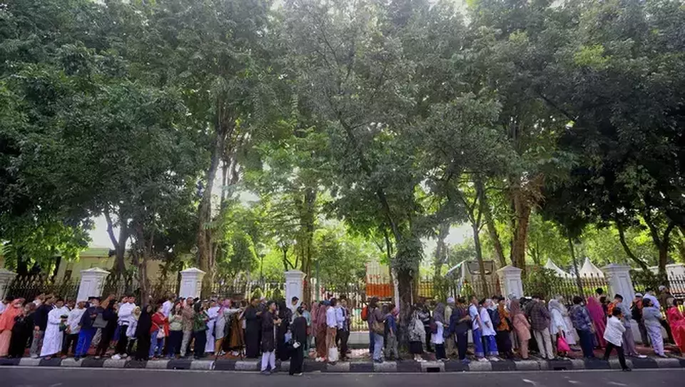Residents queue to attend the open house event with President Prabowo in celebration of Eid al-Fitr 1446 Hijri on Jalan Majapahit, Jakarta, Monday, March 31, 2025. (Berita Satu Photo/Joanito De Saojoao)