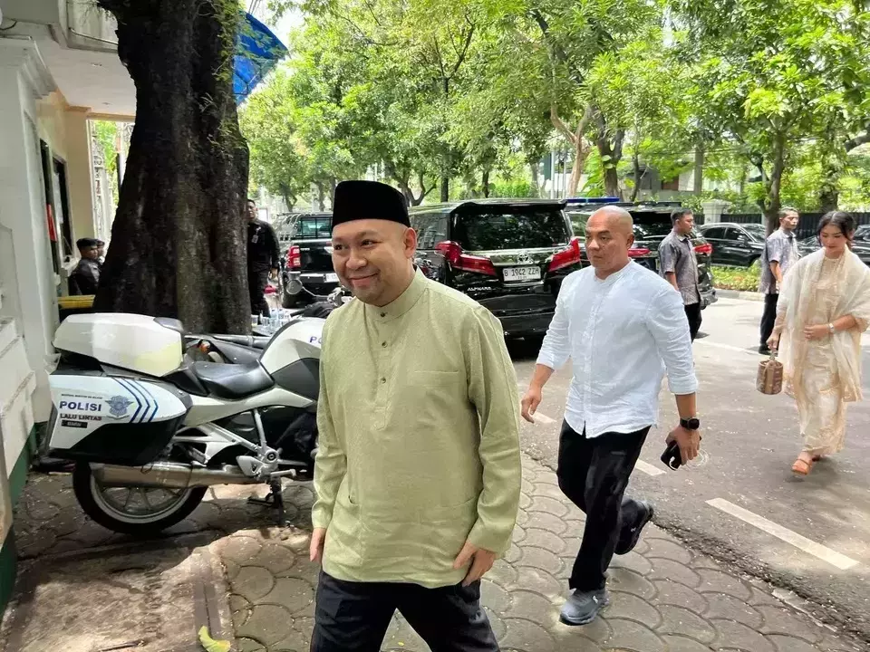 Ragowo Hediprasetyo Djojohadikusumo or Didit, son of President-elect Prabowo Subianto, left, visits the private residence of Indonesian Democratic Party of Struggle (PDI-P) Chairwoman Megawati Soekarnoputri to offer Eid al-Fitr greetings on Monday, March 31, 2025. (B-Universe Photo/Yustinus Patris Paat)