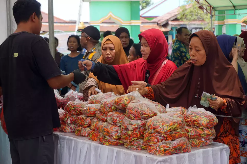 Local women shop for chili peppers at a bazaar in Sorong, Southwest Papua, on March 27, 2025. (Antara Photo/Olha Mulalinda)
