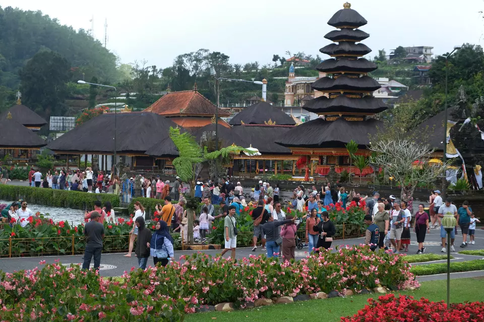 Tourists visit the Ulun Danu Beratan in Bali on March 31, 2025. (Antara Photo/Nyoman Hendra Wibowo)