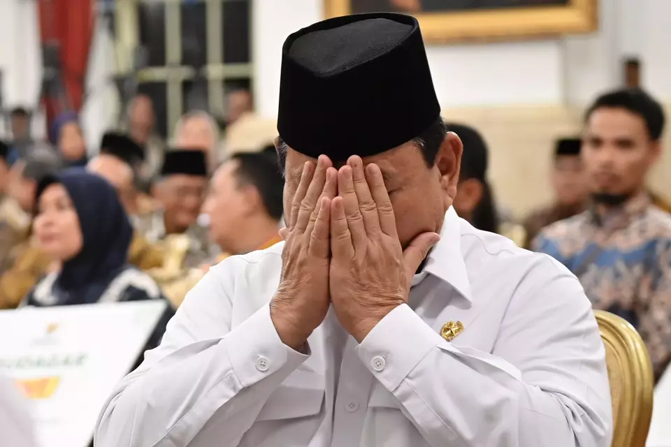 President Prabowo Subianto prays after handing over alms to the national alms agency Baznas at the State Palace in Jakarta on March 27, 2025. (Antara Photo/Aditya Pradana Putra)