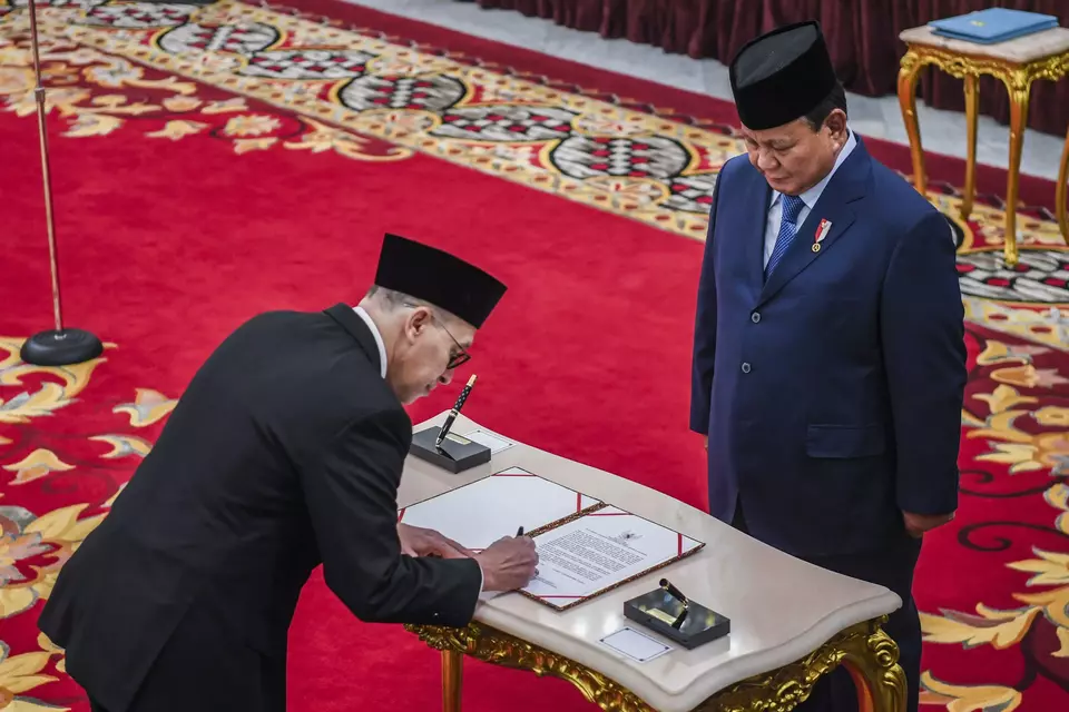 President Prabowo Subianto appoints 31 Indonesian ambassadors at the State Palace in Jakarta on March 24, 2025. In the photo is Muhsin Syihab who gets picked as Indonesian Ambassador to Canada and International Civil Aviation Organization (ICAO). (Antara Photo/Galih Pradipta)