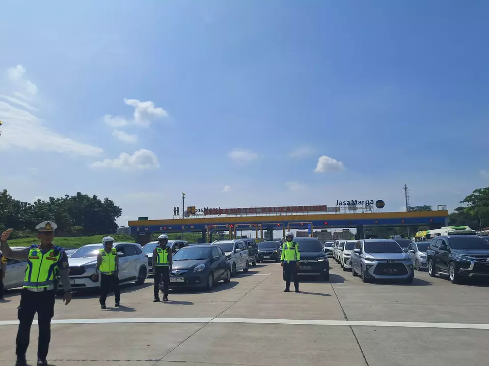 Police manage post-Eid traffic at the Kalikangkung Toll Gate in Central Java on Saturday, April 5, 2025. (Beritasatu.com/Widy Wicaksono)