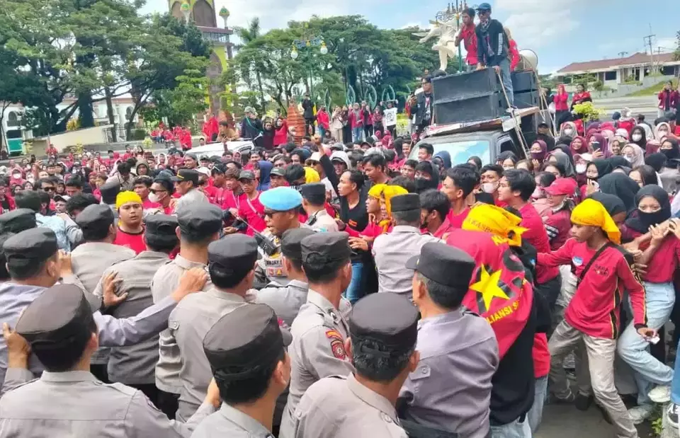 Thousands of Yihong Novatex Indonesia workers protest at the Cirebon Regency Council, demanding to be rehired, Cirebon, West Java, March 11, 2025. The abrupt shutdown of the factory has left 1,126 workers jobless just days before Eid al-Fitr. (Beritasatu.com/Dede Adhitama)