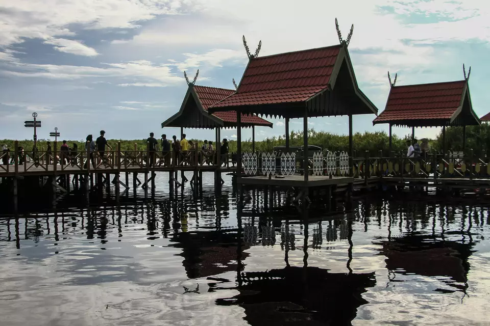 Visitors enjoy the view of the Kereng Bangkirai tourist destination in Central Kalimantan on April 2, 2025. (Antara Photo/Auliya Rahman)