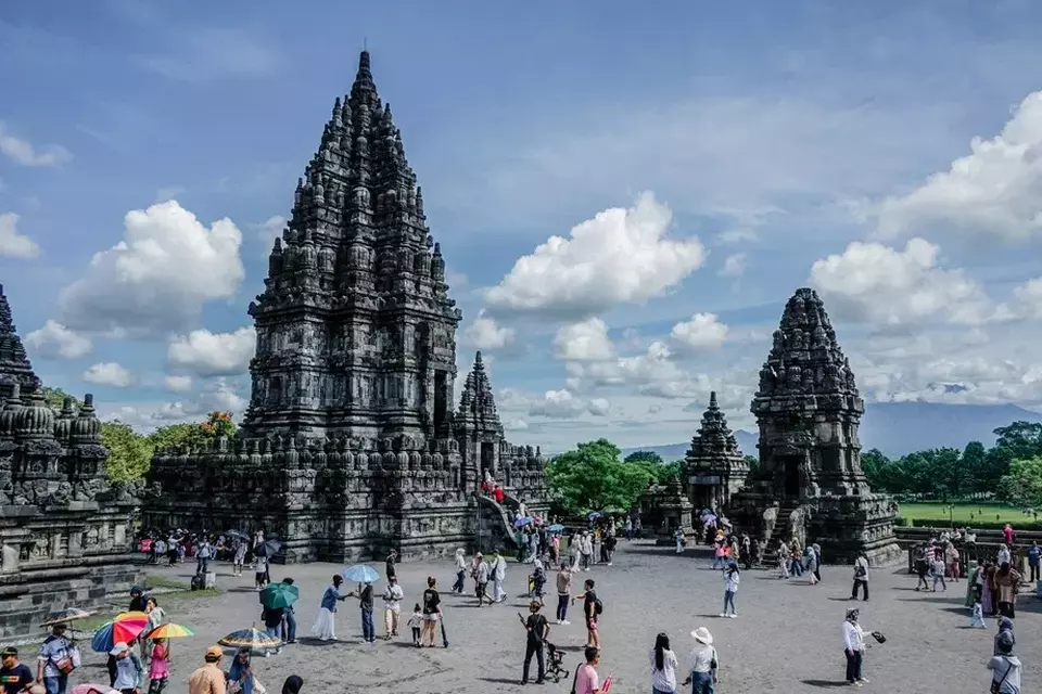 Visitors crowd the Prambanan Temple complex in Sleman, Yogyakarta. Indonesia's iconic temple sites see a 25% surge in 2025 Eid holiday arrivals. (InJourney)