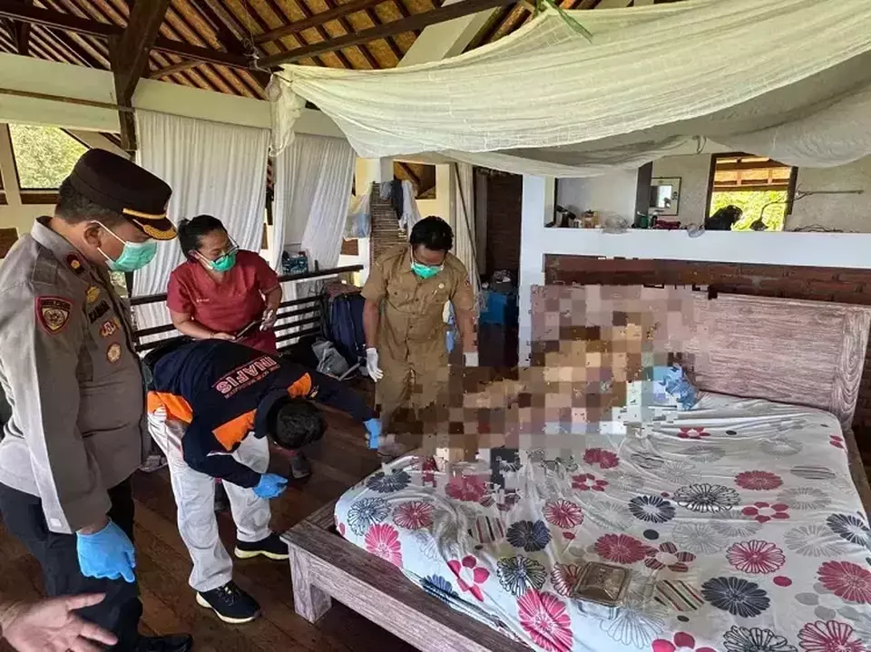Police's forensic officers examine a house where a Dutch citizen was found dead on April 3, 2025. (Beritabali.com)