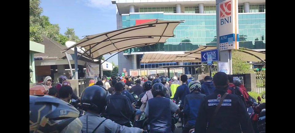 Residents queue to pay their motor vehicle taxes at the Samsat office in West Java on Tuesday, April 8, 2025. (Beritasatu.com/Heru Yustanto)
