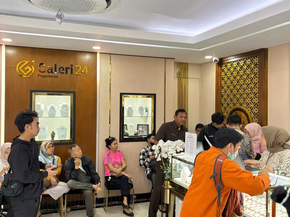 Customers flock to Pegadaian's Galeri 24 to buy gold for investment following the Eid holidays. (Photo Courtesy of Pegadaian)