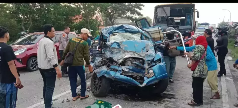 A minibus wreckage lies on Duduksampeyan Highway in Gresik, East Java, after colliding with a Rajawali Indah bus on Thursday, April 10, 2025. All seven passengers of the minibus are killed in the crash. (Beritasatu.com/Ahmad Rifqi Badruzzaman)