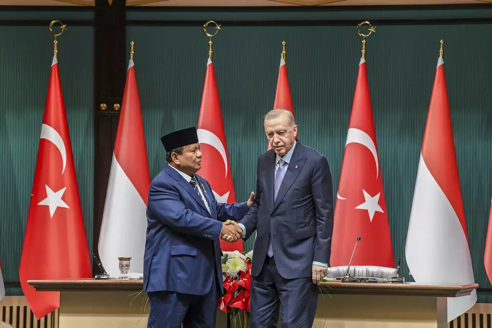 President Prabowo Subianto, left, shakes hands with Turkish President Recep Tayyip Erdogan in Ankara, Thursday, April 10, 2025. (Antara Photo/Galih Pradipta)