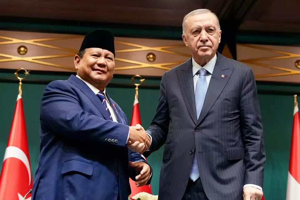 President Prabowo Subianto shakes hands with Recep Tayyip Erdogan at the latter's palace in Ankara on April 10, 2025. (Photo Courtesy of Presidential Press Bureau)