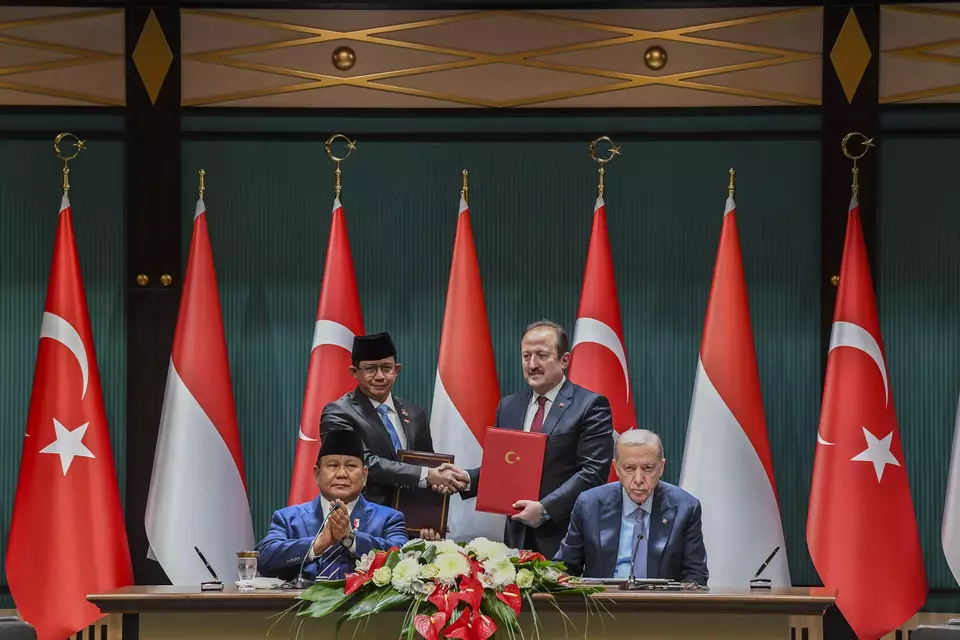 National Disaster Management Agency (BNPB) and its Turkish counterpart AFAD sign a memorandum of understanding in Ankara on April 10, 2025. The signing takes place during President Prabowo Subianto's bilateral meeting with Turkish leader Recep Tayyip Erdogan. (Antara Photo/Galih Pradipta)