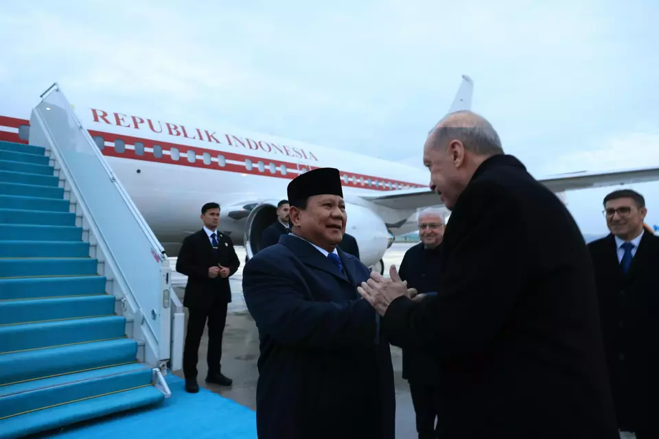 Turkish President Recep Tayyip Erdogan hugs his Indonesian counterpart Prabowo Subianto when the latter arrives in Ankara on April 9, 2025. (Photo Courtesy of Presidential Press Bureau)