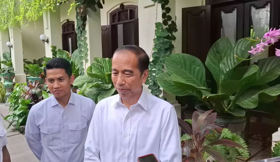 Former President Joko Widodo speaks to journalists at his private residence on North Kutai Street, Banjarsari District, Solo, Central Java, Friday, April 11, 2025. (B-Universe Photo/Wijayanti Putri)
