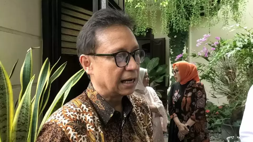 Health Minister Budi Gunadi Sadikin speaks to reporters on the sidelines of a visit to former President Joko Widodo's house in Solo, Central Java, Friday, April 11, 2025. (Beritasatu.com/Wijayanti Putri)