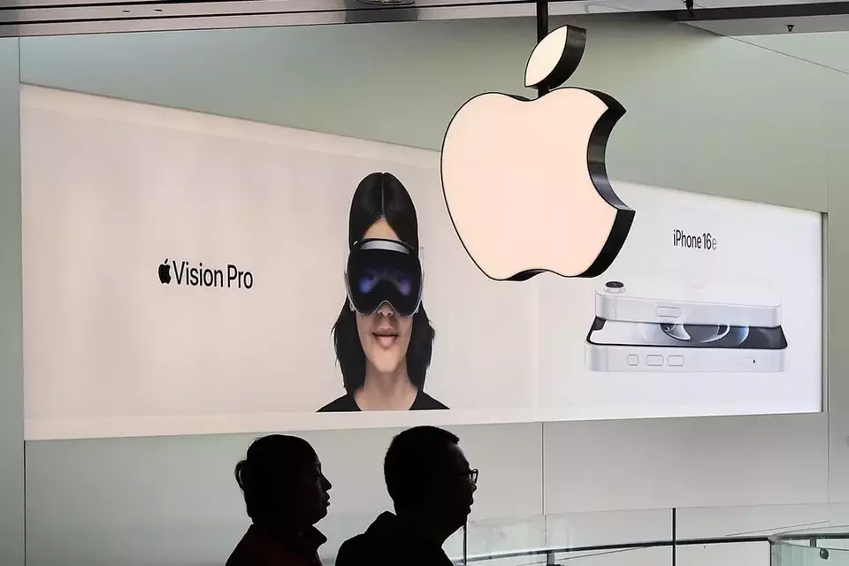 Chinese people visit an Apple Store, inside a shopping mall, in Beijing, Thursday, April 10, 2025. (AP Photo/Andy Wong)
Chinese people visit an Apple Store, inside a shopping mall, in Beijing, Thursday, April 10, 2025. (AP Photo/Andy Wong)