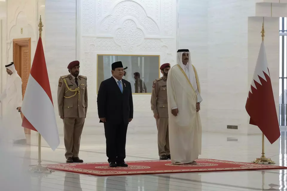 President Prabowo Subianto meets Qatar's Emir Sheikh Tamim bin Hamad Al Thani in Doha on April 13, 2025. (Photo Courtesy of Presidential Press Bureau)