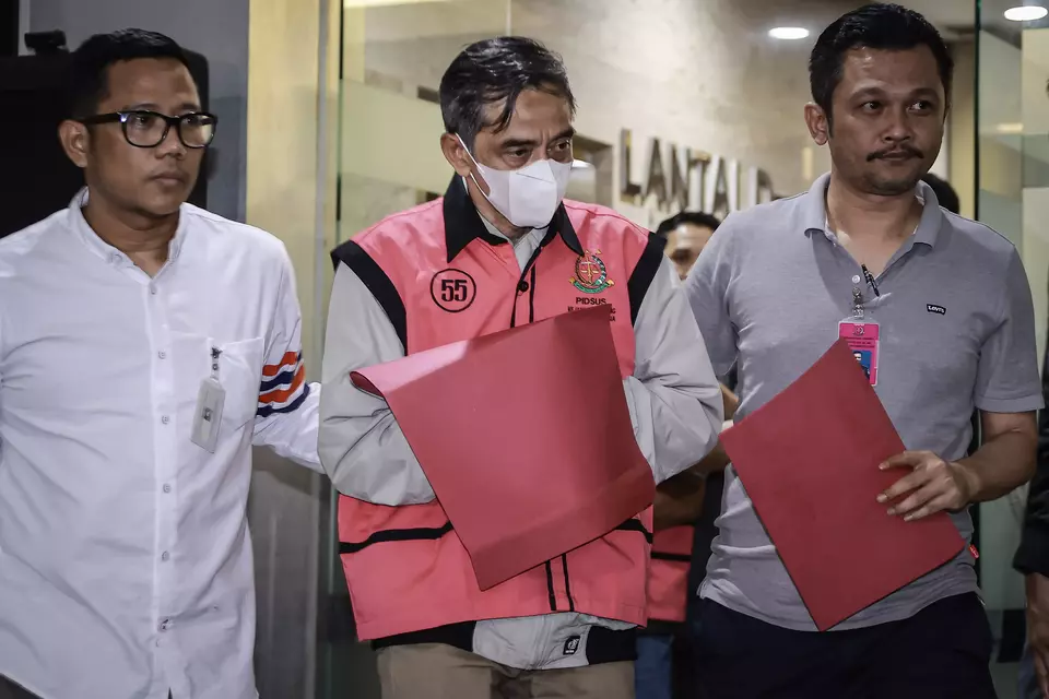 Judge Agam Syarif Baharuddin, center, is escorted by prosecutors after undergoing an interrogation at the Attorney General's Office in Jakarta, Monday, April 14, 2025. (Antara Photo/Dhemas Reviyanto)