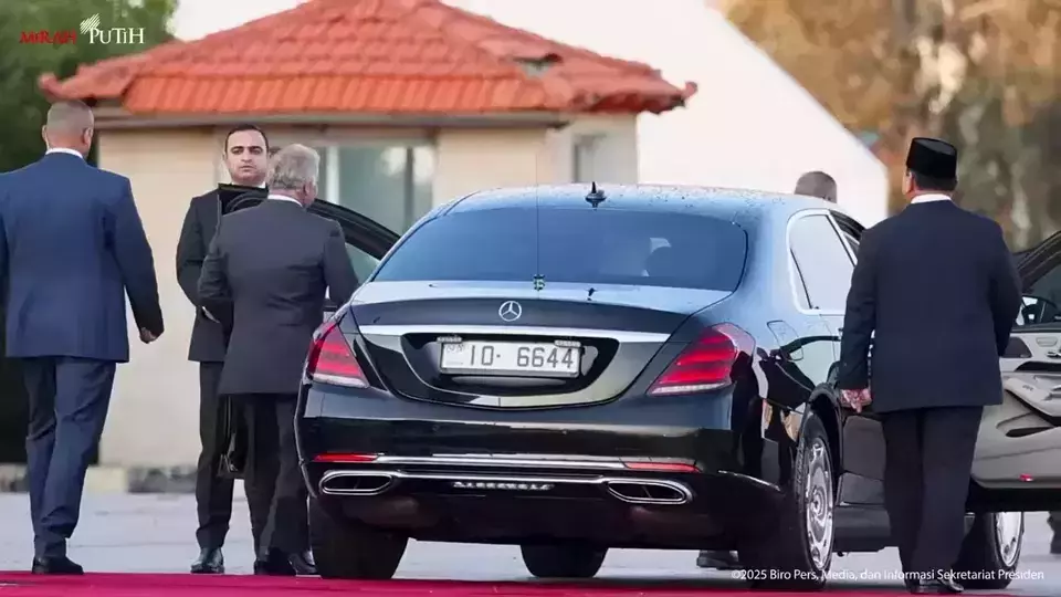 King Abdullah II bin Al-Hussein of Jordan enters the state car to escort President Prabowo Subianto to the hotel. (Courtesy of the State Secretariat)