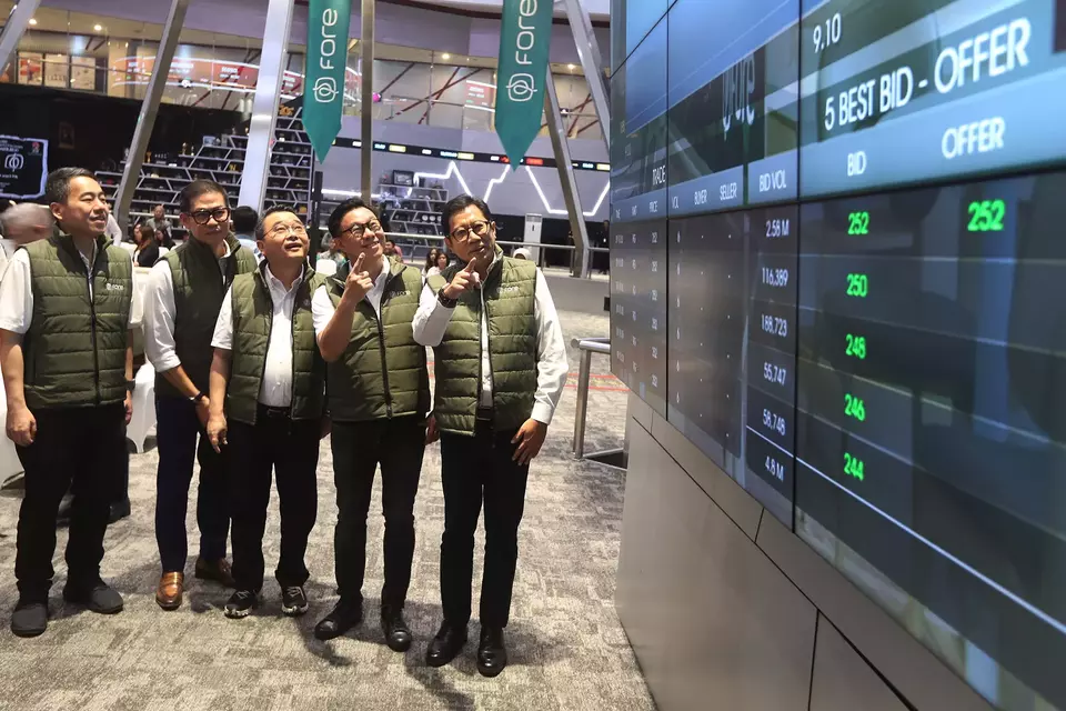 IDX Director of Company Valuation I Gede Nyoman Yetna (right) joins FORE's top executives at the company's listing debut in Jakarta, Monday, April 14, 2025. FORE raises Rp 353.44 billion from its IPO by offering 1.88 billion shares at Rp 188 each. (Berita Satu Photo/David Gita Roza)