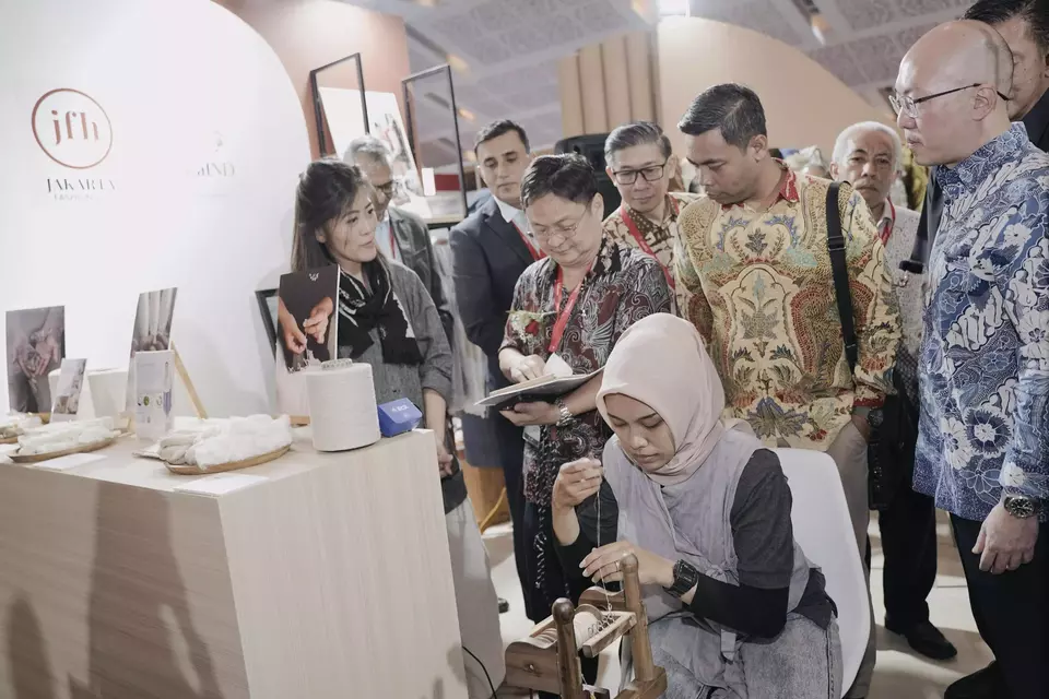APR's head of commercial Sachin Malik (center), chairman of the Indonesian Textile Association (API) Jemmy Kartiwa Sastraatmadja, and head of reporting and evaluation at the Industry Ministry's Directorate of Textile, Leather and Footwear Industry Andi Susanto visit the process of viscose rayon fabric production at the Jakarta Fashion Hub (JFH) booth. APR participates in the Inatex-Indointertex 2025 exhibition at Jiexpo Kemayoran, Jakarta. (Photo Courtesy of APR)