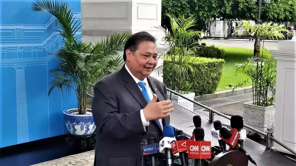 Coordinating Minister for Economic Affairs Airlangga Hartarto speaks to reporters at the State Palace in Jakarta, Tuesday, April 15, 2025. (B-Universe Photo/Celvin Moniaga Sipahutar)