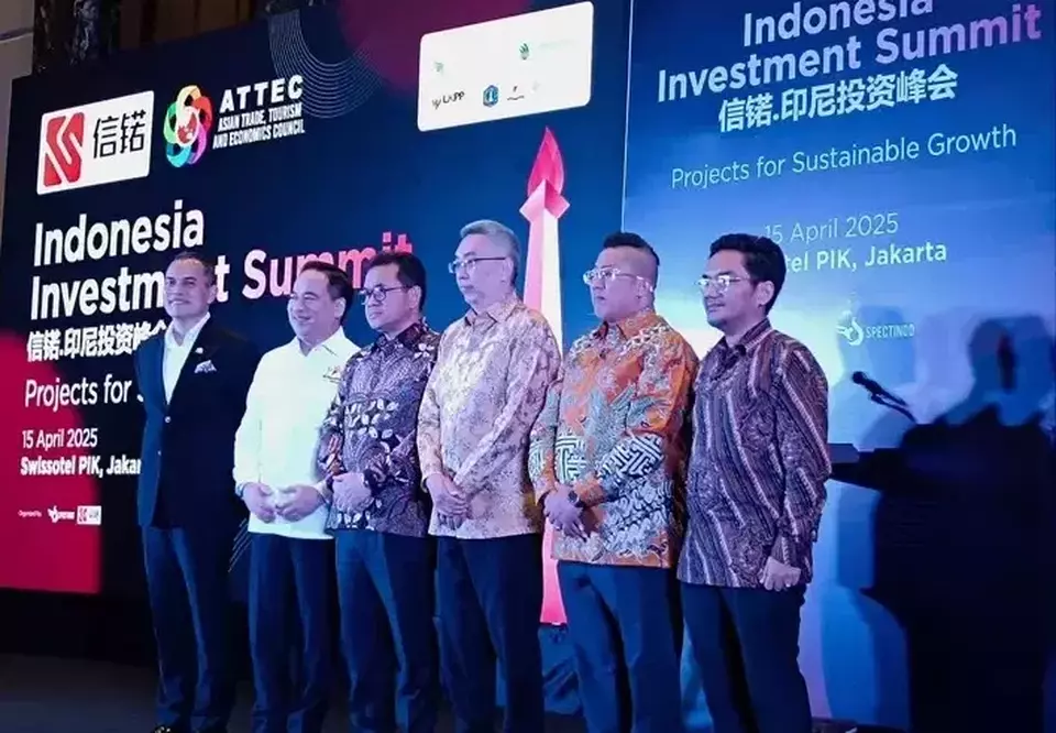 Participants of the Indonesia Investment Summit pose for a photo on the stage in Pantai Indah Kapuk, North Jakarta, Tuesday, April 15, 2025. (B-Universe Photo/Mita Amalia Hapsari)