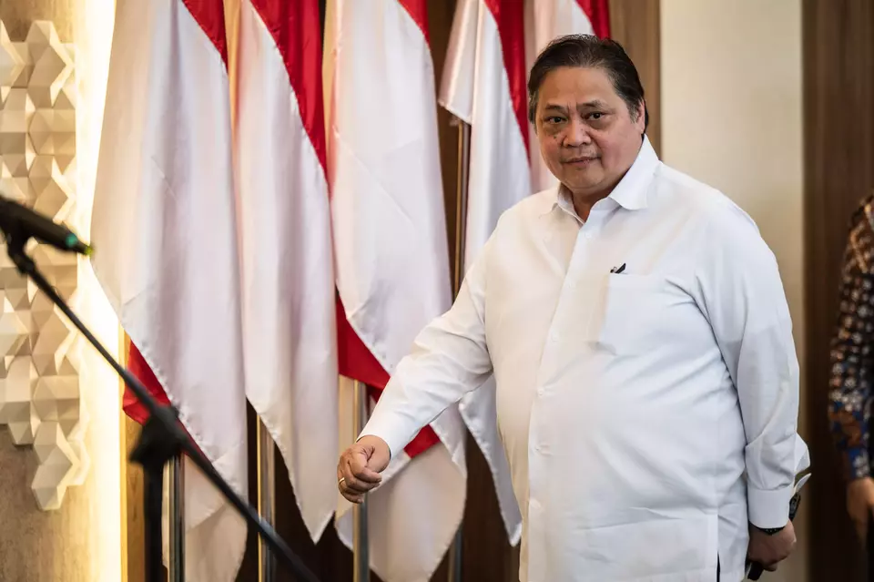 Chief Economic Affairs Minister Airlangga Hartarto steps out of the room after consulting with Indonesian businessmen on the US reciprocal tariffs in Jakarta on April 7, 2025. Airlangga is set to lead a high-level delegation to negotiate the tariffs in-person in Washington DC. (Antara Photo/Bayu Pratama S)
