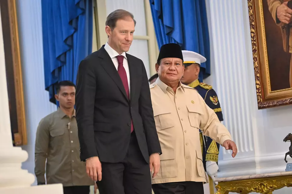 President Prabowo Subianto (right) and Russia's First Deputy Prime Minister Denis Manturov (left) meet at the Merdeka Palace in Jakarta on April 15, 2025. (Antara Photo/Aditya Pradana Putra)