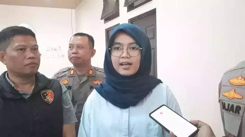 Deputy Director of Karya Harsa Clinic, Dewi Sri Fitriani, speaks to reporters on Tuesday, April 15, 2025, about the alleged sexual harassment by an obstetrician against a pregnant patient at the clinic. (Beritasatu.com/Herlan Adiwisastra)