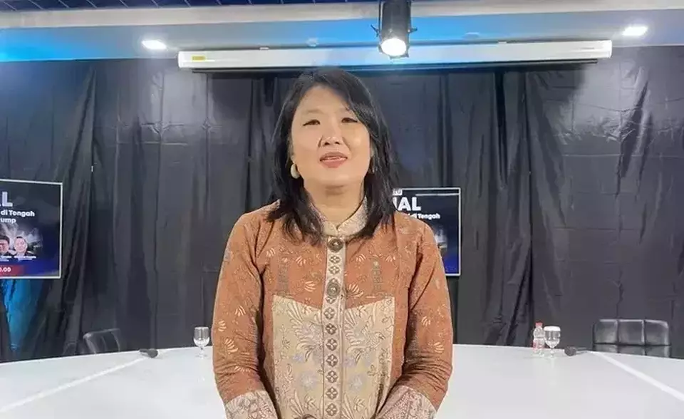 Liza Camelia Suryanata, market analyst from Kiwoom Sekuritas Indonesia, poses for a photo at the B-Universe Media Holdings office in Pantai Indah Kapuk 2, Tangerang. (B-Universe Photo)