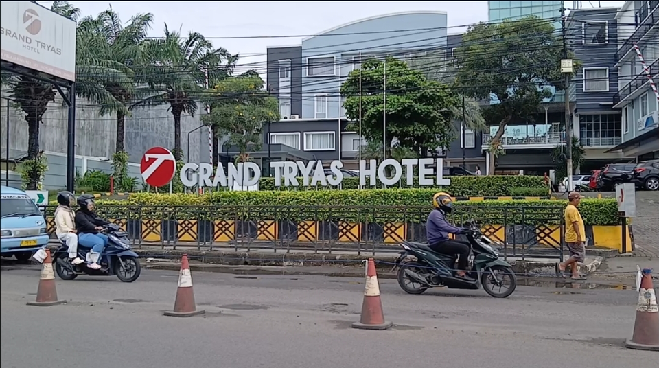 Residents drive past the Grand Tryas Hotel in Cirebon, West Java, on Thursday, April 17, 2025. Cirebon hotels face potential mass layoffs as plunging occupancy rates and government austerity measures strain the local hospitality sector. (Beritasatu.com/Dede Adhitama)