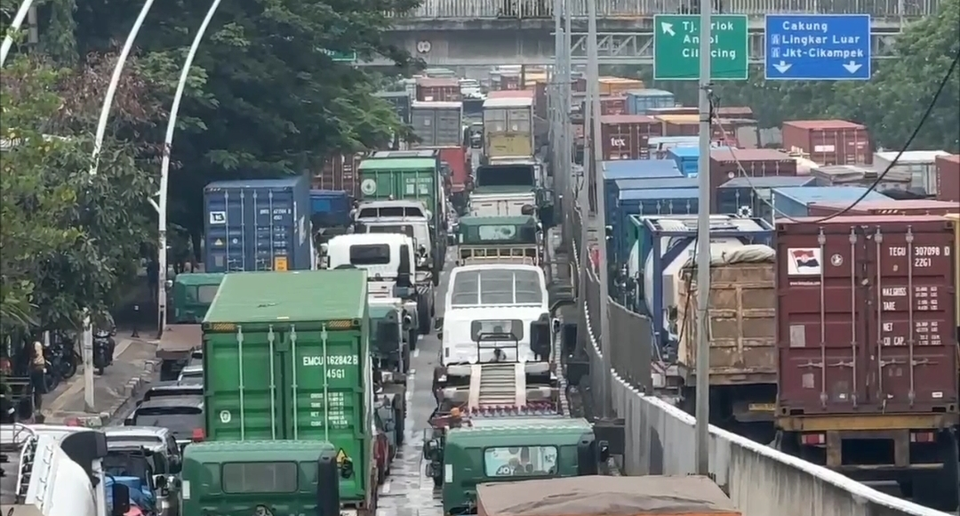 North Jakarta Traffic Nightmare Turns 5km Trip Into 5-Hour Crawl