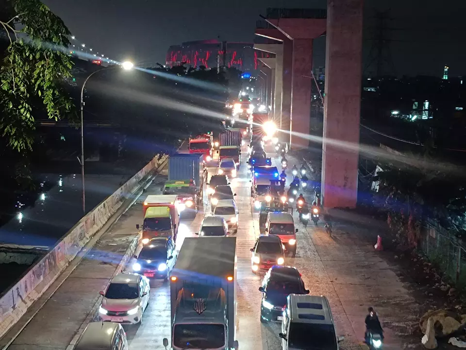 Heavy traffic in North Jakarta on Thursday, April 17, 2025. North Jakarta traffic nightmare traps trucks and ambulances for hours as post-Eid cargo surge clogs roads to Tanjung Priok Port. (Beritasatu.com/Yohannes Tohap)