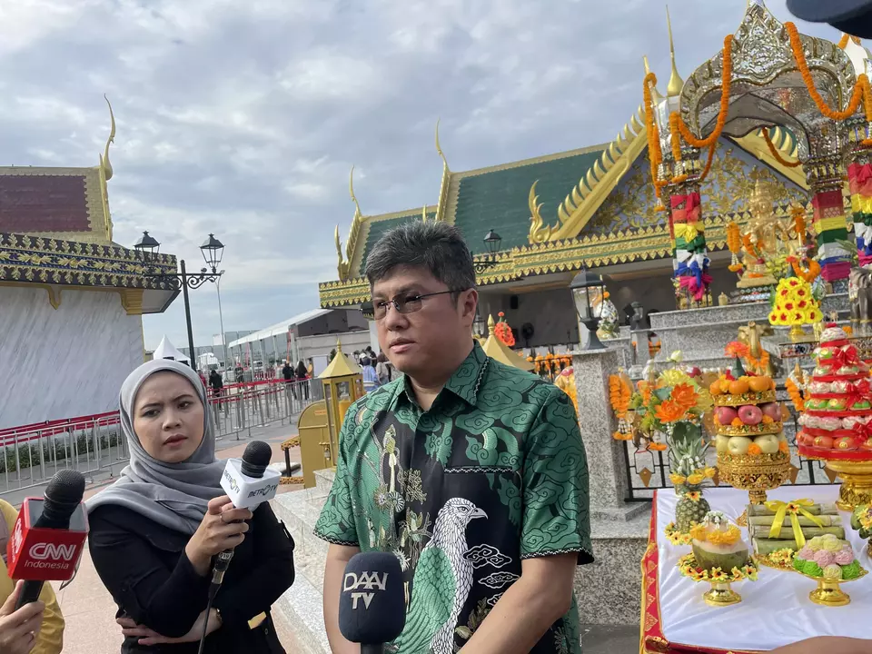 Soegiandi, chairman of the Si Min Fo Foundation, addresses reporters on Saturday, April 19, 2025, as 10,000 Buddhists welcome Bhante Thudong in Jakarta during his 2,500km pilgrimage to Borobudur ahead of the Vesak celebration. (Beritasatu.com/Anisa Fauziah)