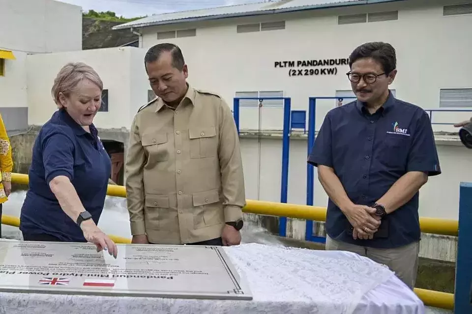 UK's Climate Minister Kerry McCarthy (left), and West Nusa Tenggara (NTB) Governor Lalu Muhamad Iqbal (center) inaugurate the Pandanduri Micro-Hydro Power Plant (PLTMH) in NTB on Saturday, April 19, 2025. (Beritasatu.com/M. Awaluddin)