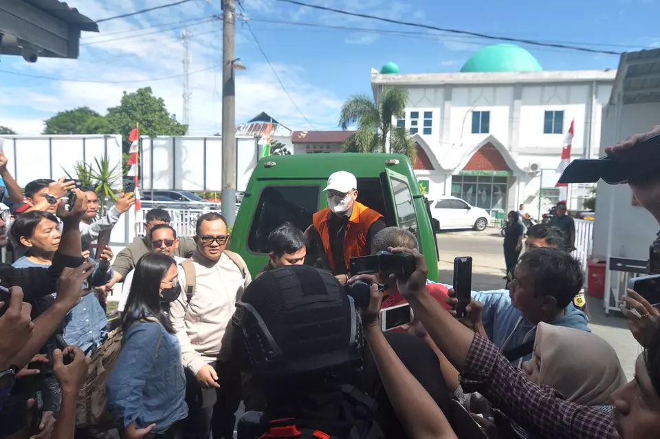 Former Bengkulu Governor Rohidin Mersyah, dressed in an orange vest, arrives at the Bengkulu Penitentiary on Monday, April 14, 2025, to serve detention prior to his graft trial. (Antara Photo/Muhammad Izfaldi)