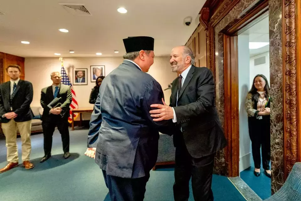 Chief Economic Affairs Minister Airlangga Hartarto meets US Secretary of Commerce Howard Lutnick on April 17, 2025. (Photo Courtesy of Coordinating Ministry for Economic Affairs)