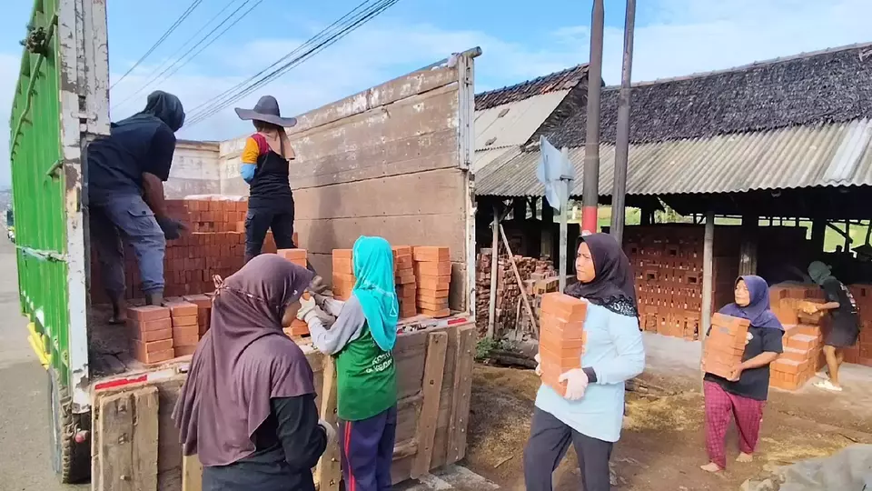 From Bricks to Boardrooms: Indonesia’s Women Honor Kartini with Pride and Purpose