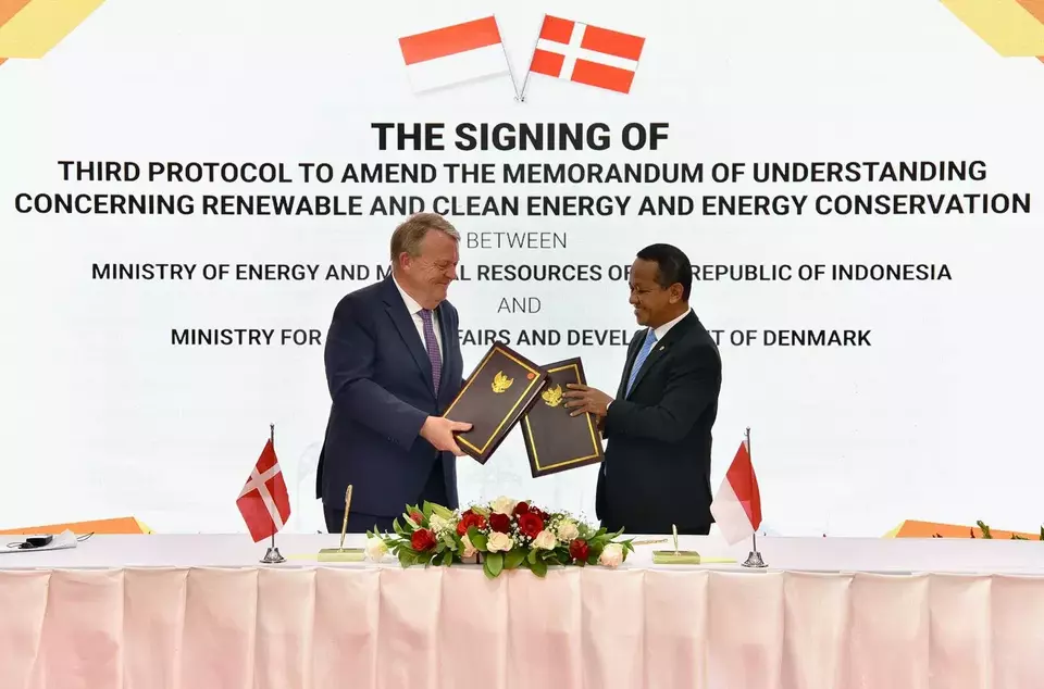 Foreign Affairs Minister Lars Loke Rasmussen and Energy Minister Bahlil Lahadalia sign a third protocol to amend the memorandum of understanding on renewable energy in Jakarta on April 21, 2025. (Photo Courtesy of Energy Ministry)